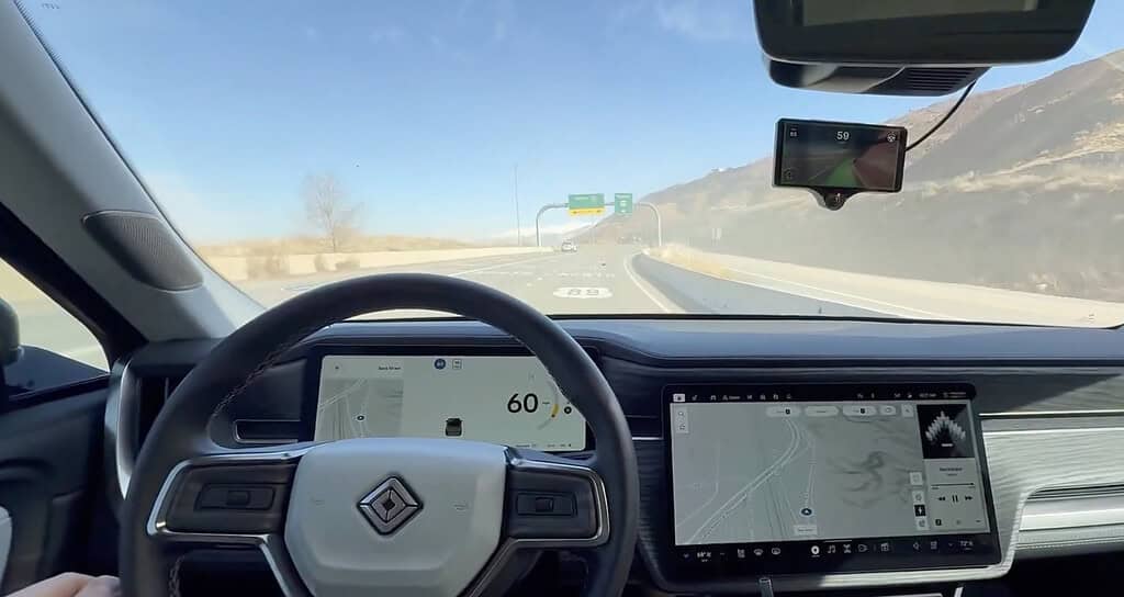 Rivian R1S Running comma 3X